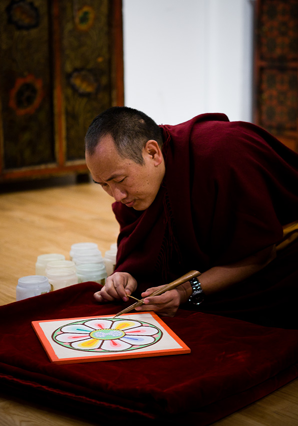 monaco tibetano costruisce mandala di sabbia